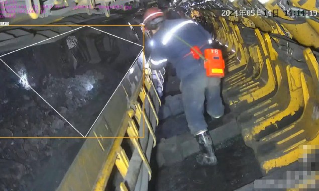 矿山采煤机运行时人员入侵预警